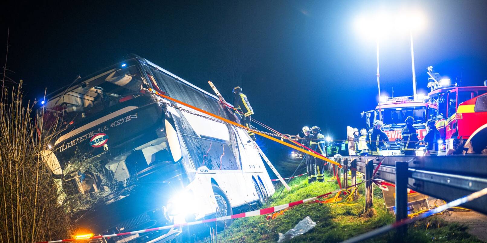 Rettungskräfte arbeiten an einer Unfallstelle auf der Autobahn 44 (A44) an einem verunfallten Bus.