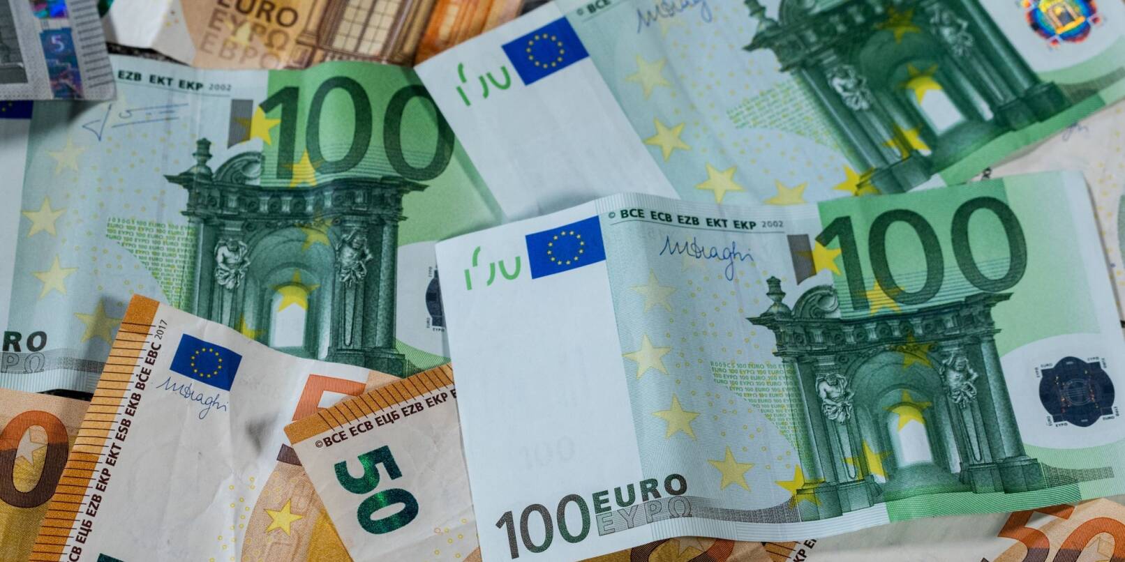 Euro-Geldscheine mit unterschiedlichen Werten liegen aufeinander.