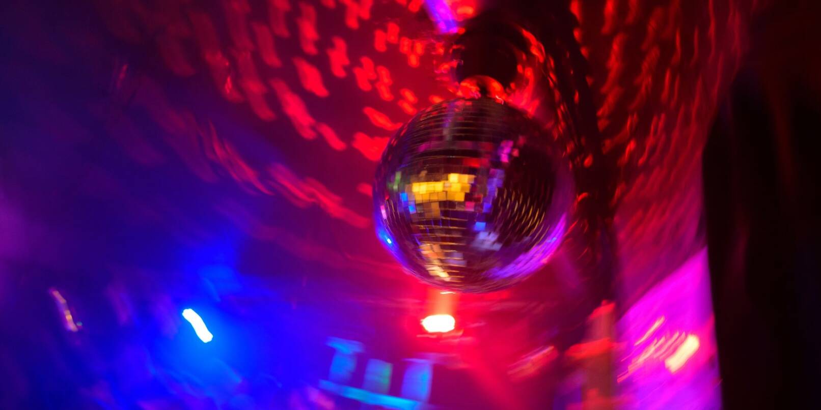 Eine Disco-Kugel dreht sich in einem Club.