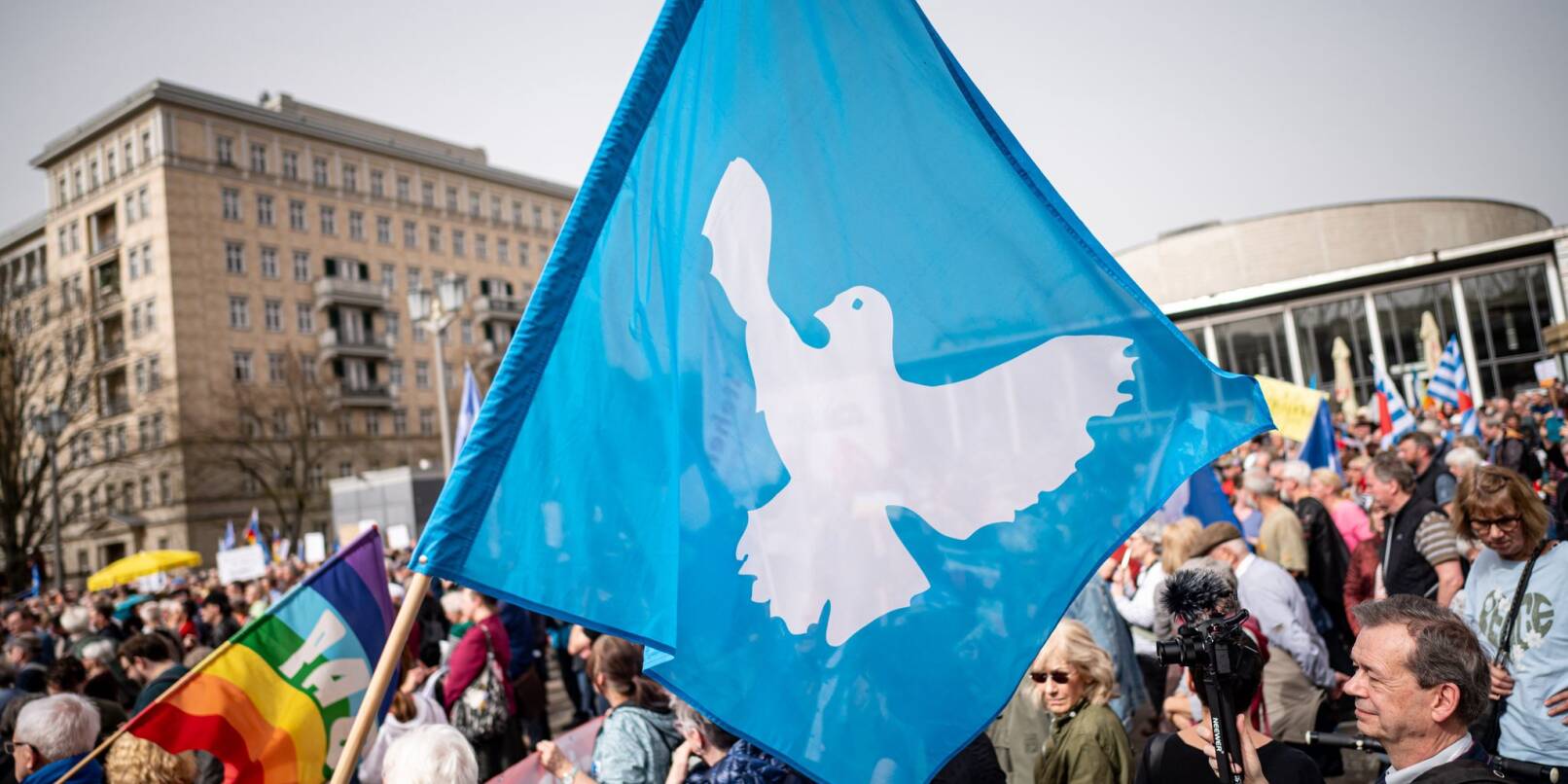 Eine Flagge mit der Friedenstaube ist auf dem traditionellen Ostermarsch in Berlin zu sehen.