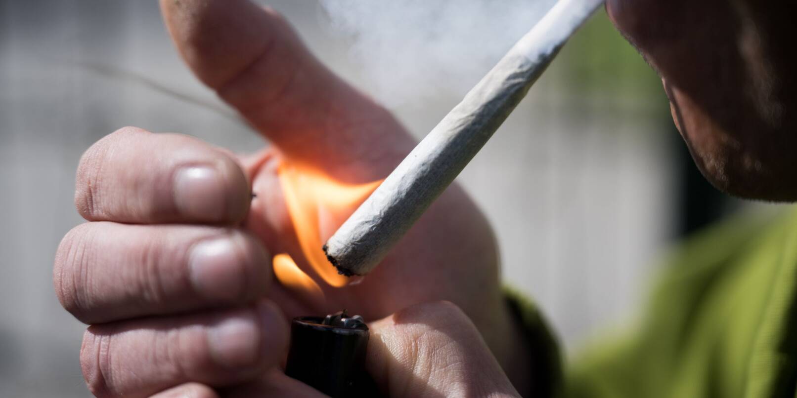Ein Mann raucht einen Joint. Der Bundesrat hatte am 22. März 2024 den Weg zur Teil-Legalisierung von Cannabis zum 1. April freigemacht.