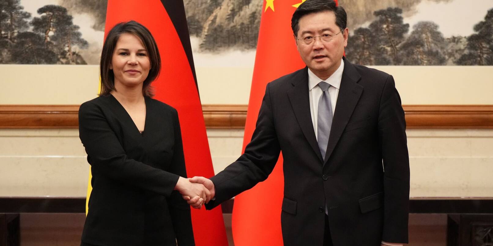 Shakehands in Peking: Außenministerin Annalena Baerbock und ihr chinesischer Amtskollege Qin Gang.