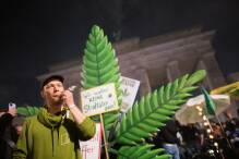 Rauch über dem Brandenburger Tor: Cannabis jetzt legal
