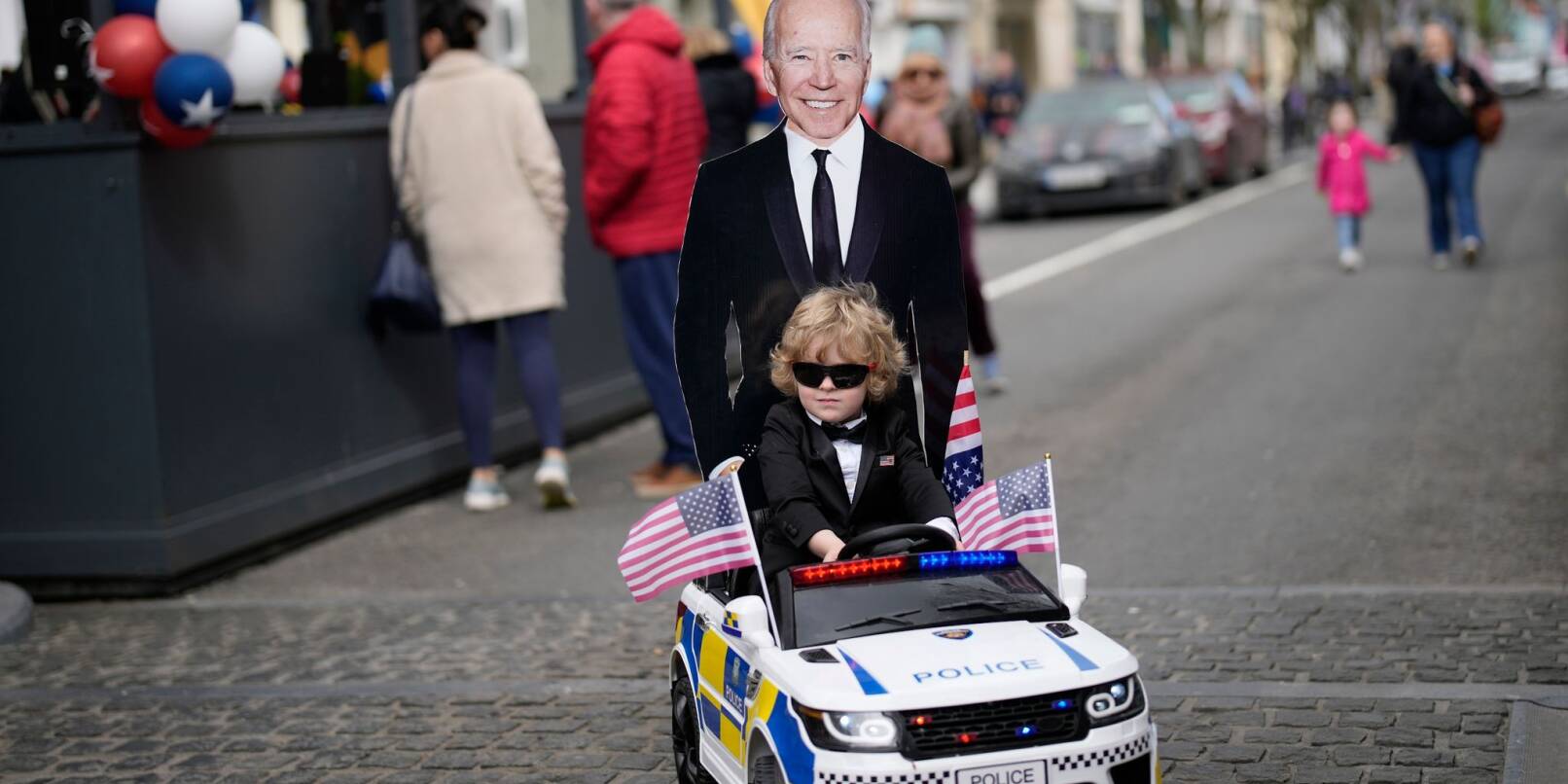 Eine Stadt im Biden-Fieber: In Ballina kündigen Pappaufsteller den Besuch des US-Präsidenten an.