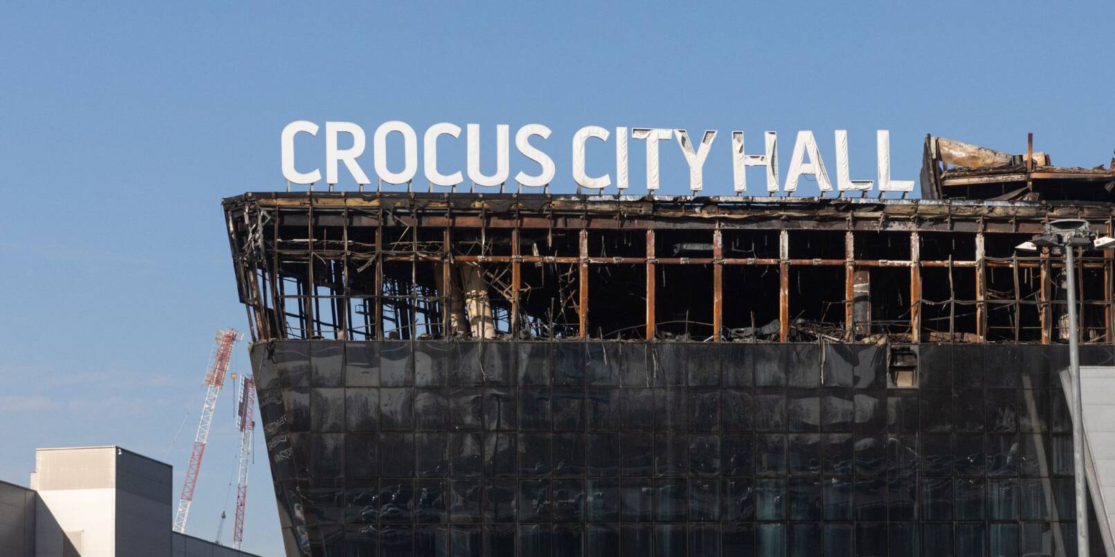 Blick auf die bei einem Terroranschlag beschädigte Konzerthalle Crocus City Hall. Bei dem Anschlag vom vergangenen Freitag waren mehr als 140 Menschen getötet und hunderte verletzt worden, als Bewaffnete in der Konzerthalle Crocus City Hall um sich schossen.