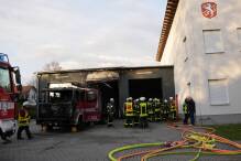 Zerstörtes Einsatzfahrzeug nach Brand in Feuerwehrhaus 
