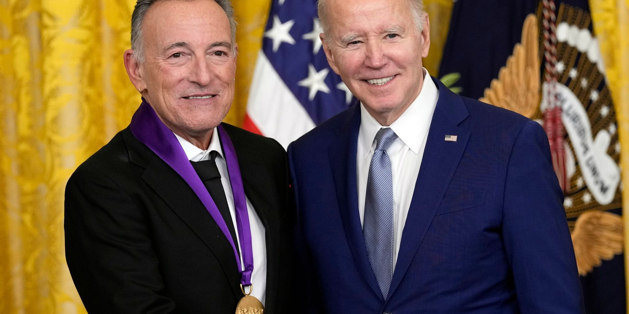 US-Präsident Joe Biden überreicht dem Musiker Bruce Springsteen die National Medal of the Arts. US-Präsident Joe Biden überreicht dem Musiker Bruce Springsteen die National Medal of the Arts.