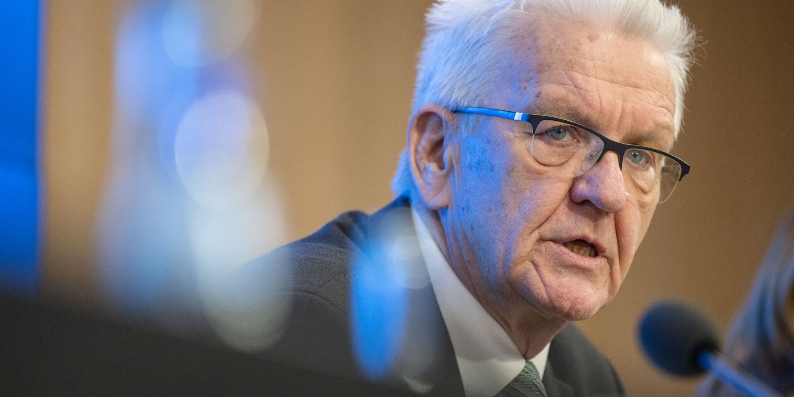 Winfried Kretschmann (Bündnis 90/Die Grünen), Ministerpräsident, nimmt einer Pressekonferenz teil. Winfried Kretschmann (Bündnis 90/Die Grünen), Ministerpräsident, nimmt einer Pressekonferenz teil.