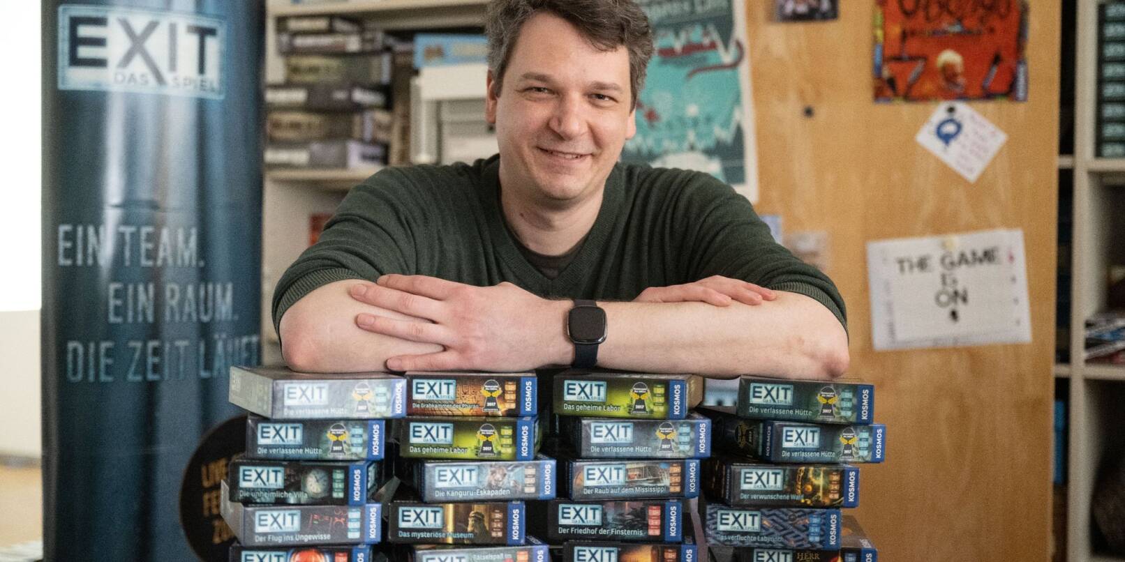 Ralph Querfurth, Spieleredakteur beim Kosmos-Verlag, in seinem Büro mit Spielen der «Exit - Das Spiel»-Reihe.