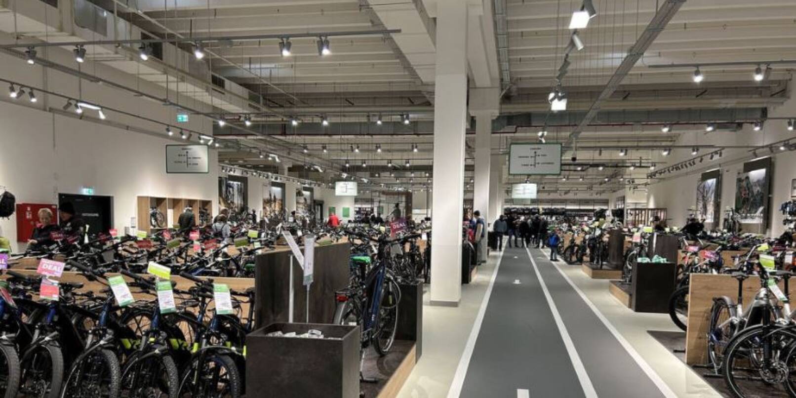 Rund 1000 Fahrräder, davon mehr als 250 E-Bikes, bietet B.O.C. in seiner neuen Filiale in Viernheim an. Die Räder können auch Probe gefahren werden.