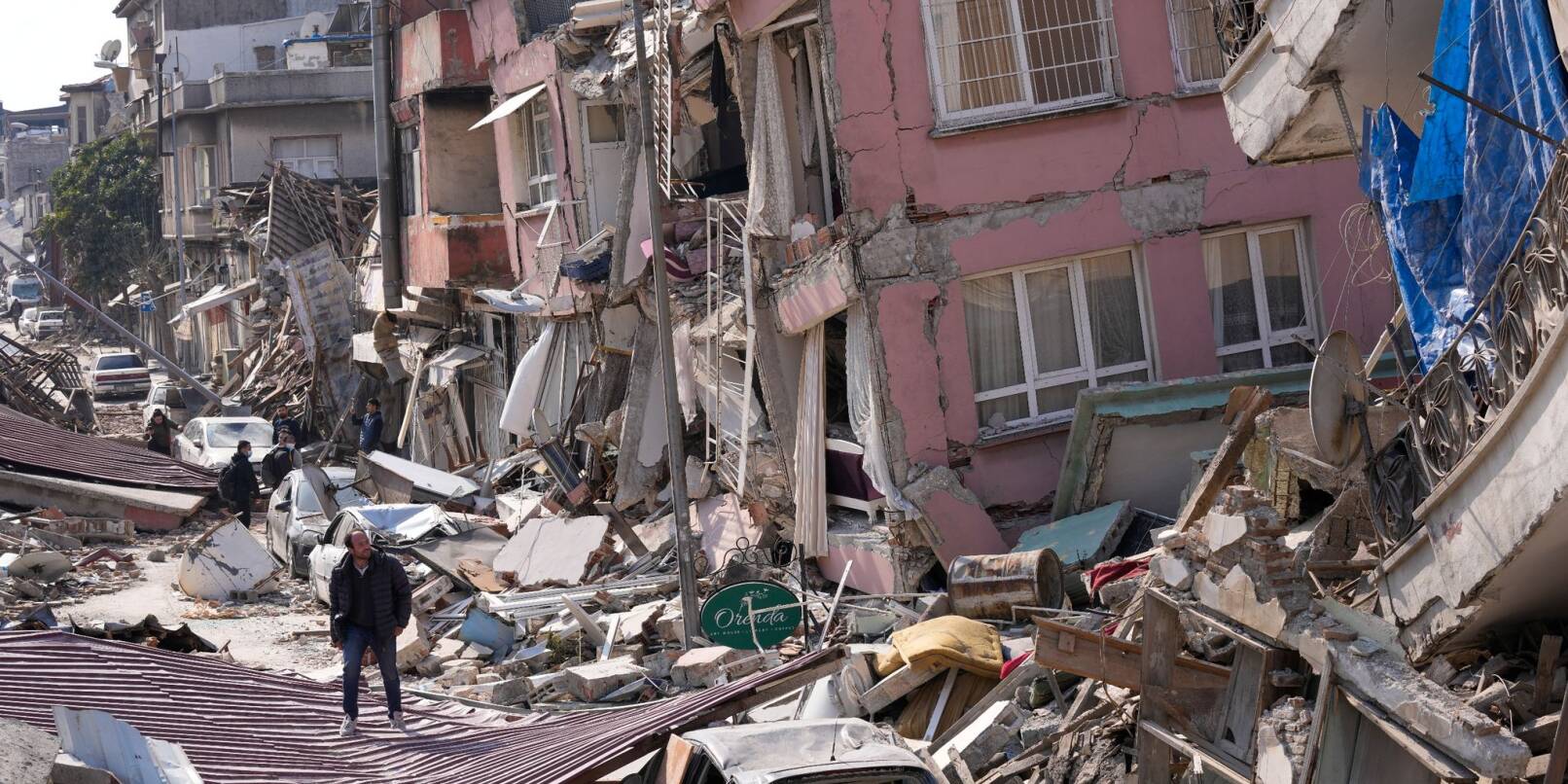 Ein Mann geht Anfang März über die Trümmer eingestürzter Gebäude in Hatay: Die Zahl der Todesopfer in der Türkei ist nach den Erdbeben nochmals gestiegen.