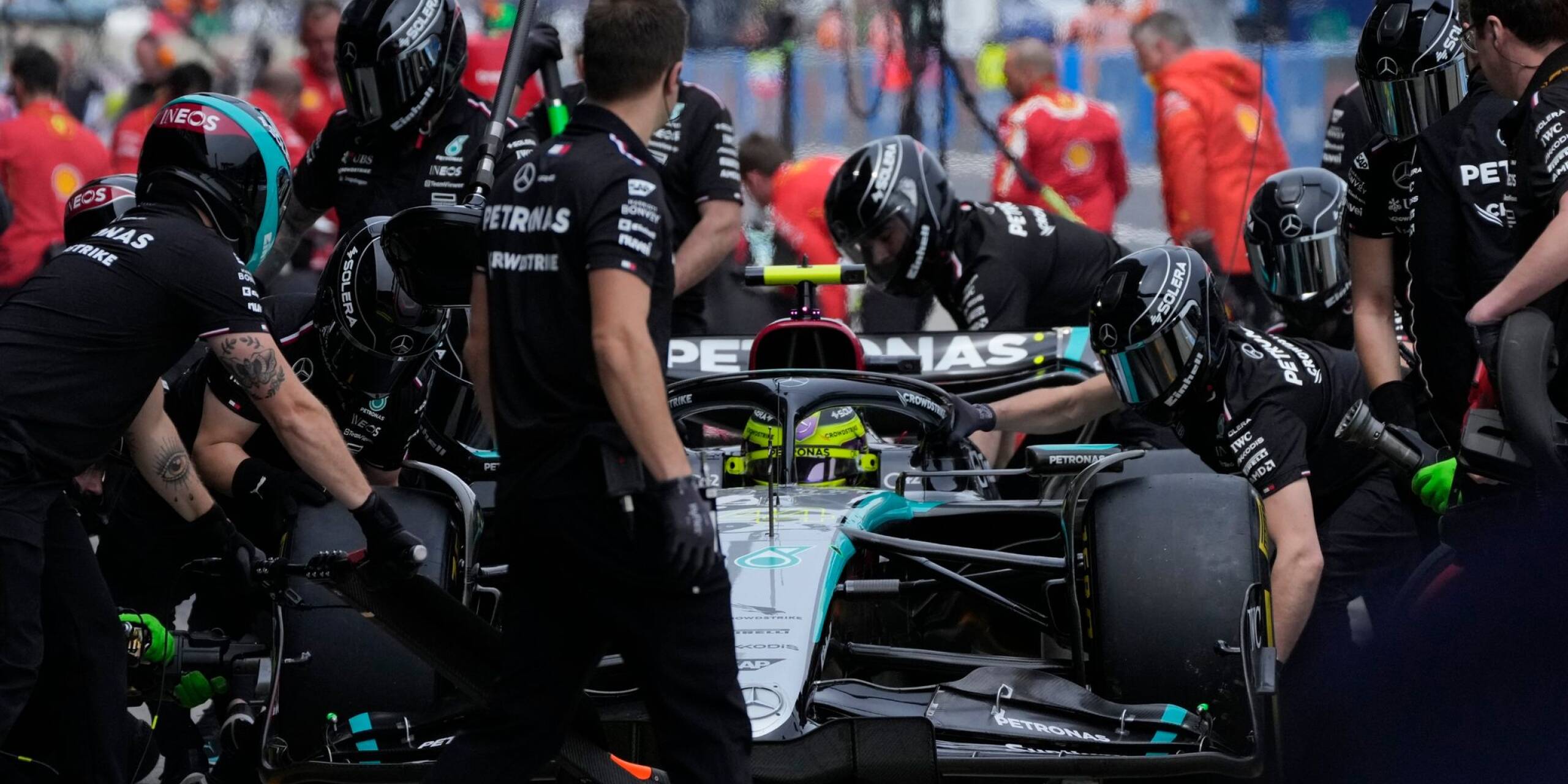 Formel-1-Weltmeisterschaft: Der britische Mercedes-Pilot Lewis Hamilton fährt während des dritten freien Trainings in Japan an die Box.