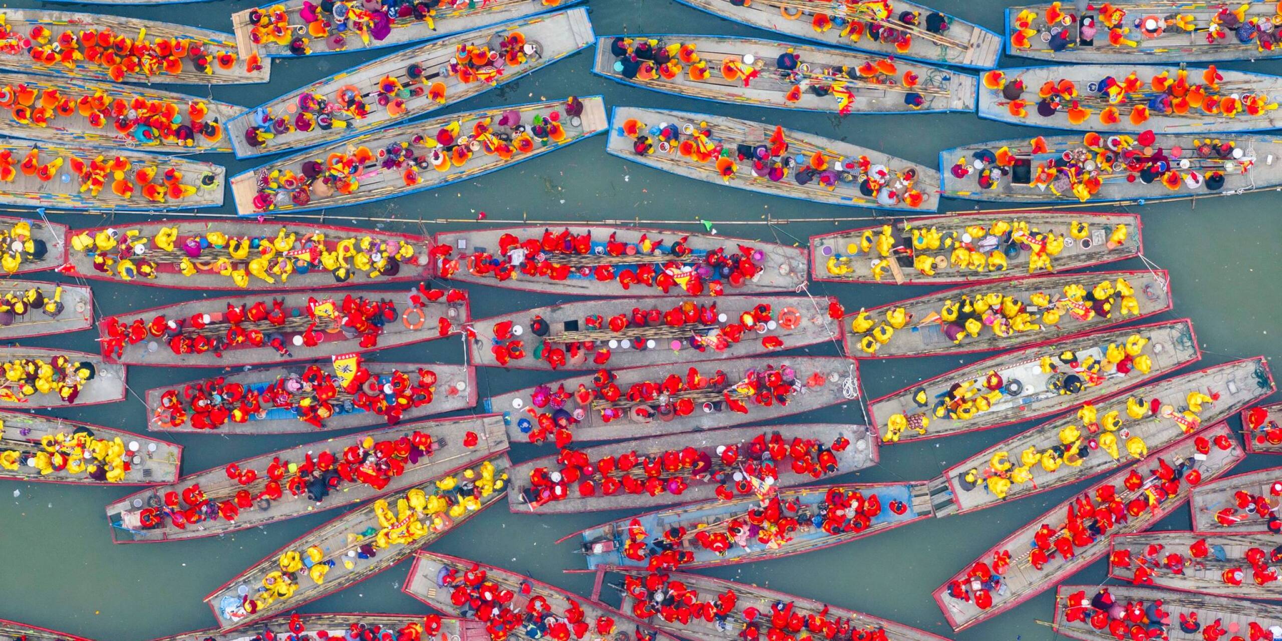 Ein bunter Haufen: Hunderte Boote nehmen am traditionellen Qintong-Bootsfestival in der chinesischen Stadt Taizhou teil. Das Festival findet anlässlich des Qingming-Fests, dem chinesischen Totengedenkfest, statt.