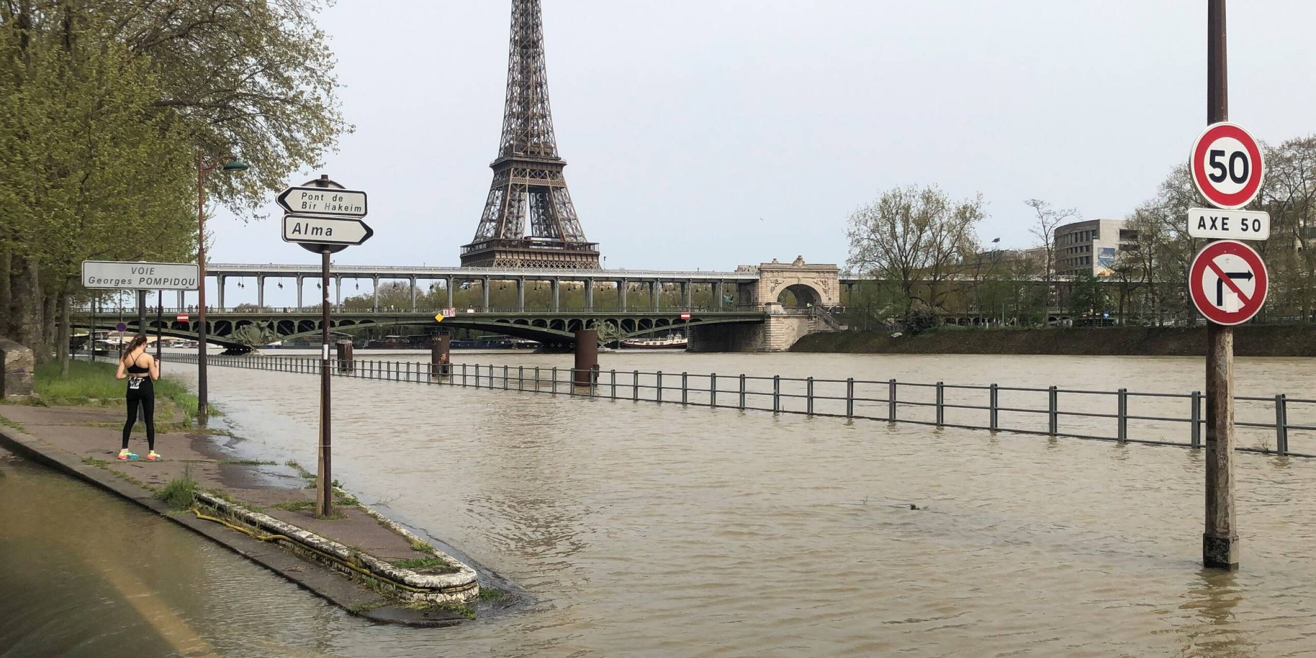 Nach schweren Regenfällen in Teilen von Frankreich ist die Seine in Paris über die Ufer getreten. Die Route des Marathon am morgigen Sonntag muss nun leicht angepasst werden.