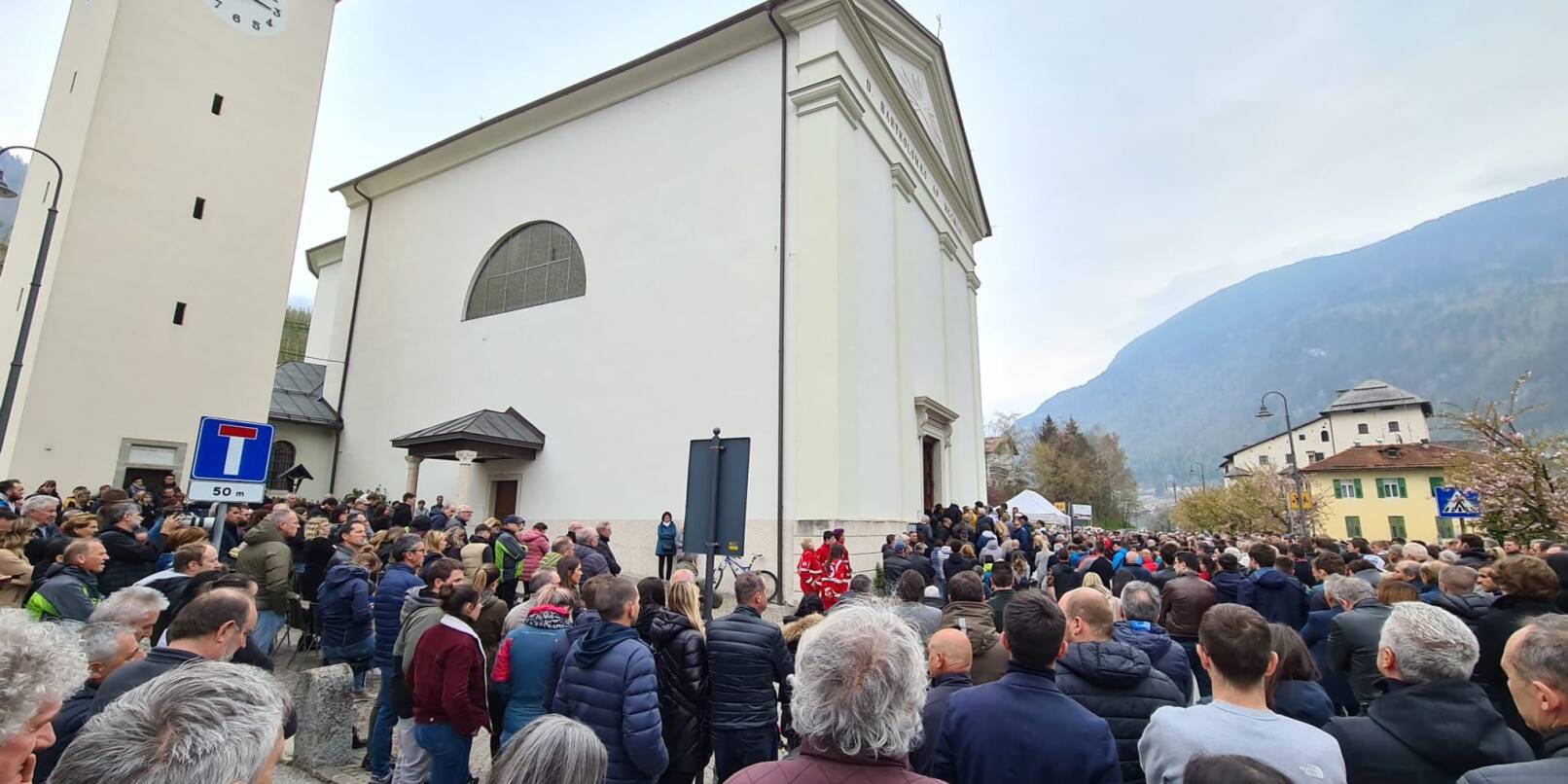 Zahlreiche Menschen begleiten die Trauerfeier des bei einem Bärenangriff während einer Jogging-Tour in der norditalienischen Provinz Trentino getöten 26-Jährigen in der Kirche San Bartolomeo.