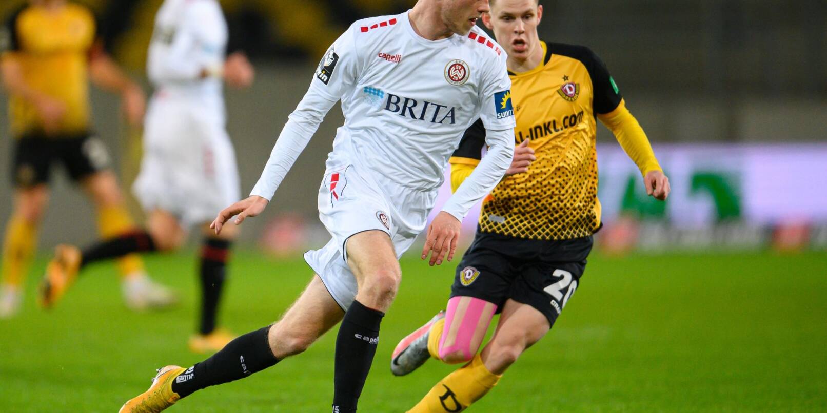 Wiesbadens Lucas Brumme (l) spielt im Spiel gegen Dynamo Dresden den Ball.