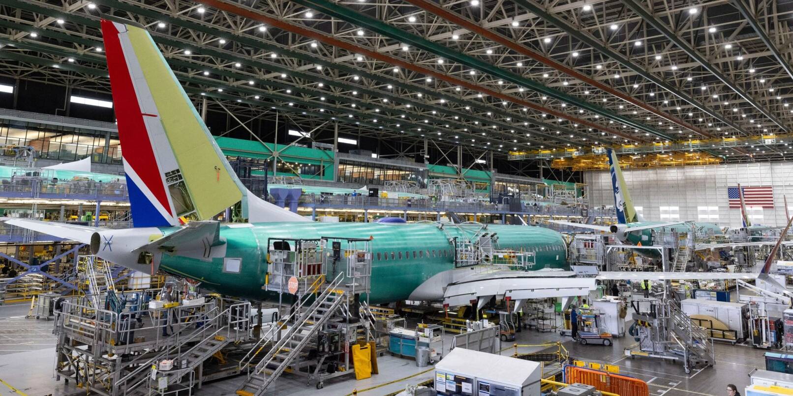 Boeing-Mitarbeiter arbeiten an der Endmontagelinie der 737 MAX im Boeing-Werk Renton, USA.