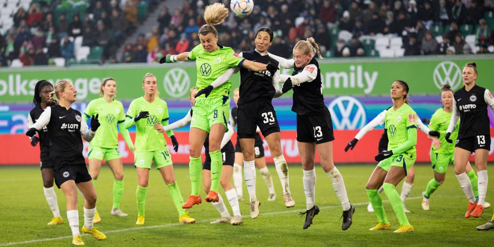Wolfsburgs Lena Lattwein (5.v.l) köpft den Ball nach einer Ecke im Frankfurter Strafraum gegen Frankfurts Sara Doorsoun (6.v.l) und Frankfurts Camilla Küver (7.v.l).