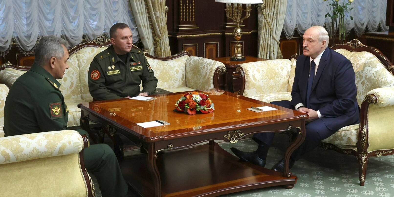 Viktor Chrenin (M.) im Gespräch mit Russlands Verteidigungsminister Sergej Schoigu (l.) und seinem Staatschef Alexander Lukaschenko (Archivbild).