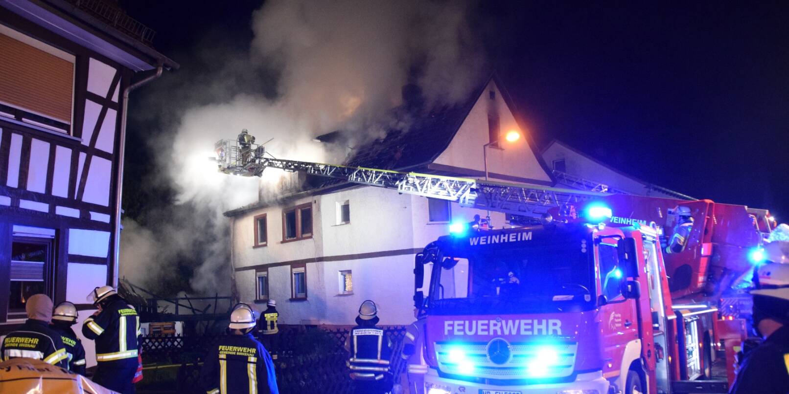 Die Feuerwehr war im Großeinsatz in Birkenau im Einsatz. Das Feuer in einer Scheune griff auf ein Wohnhaus im Ortskern über.