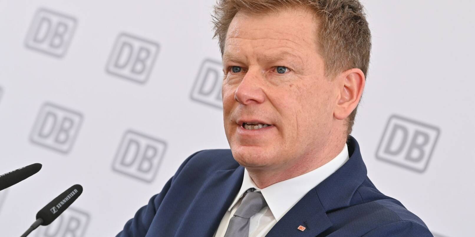 Richard Lutz, DB-Vorstandsvorsitzender. Der Aufsichtsrat der Deutschen Bahn will auf einer Sondersitzung Ende April die leistungsbezogenen Vergütungen für den Vorstand zum Thema machen.