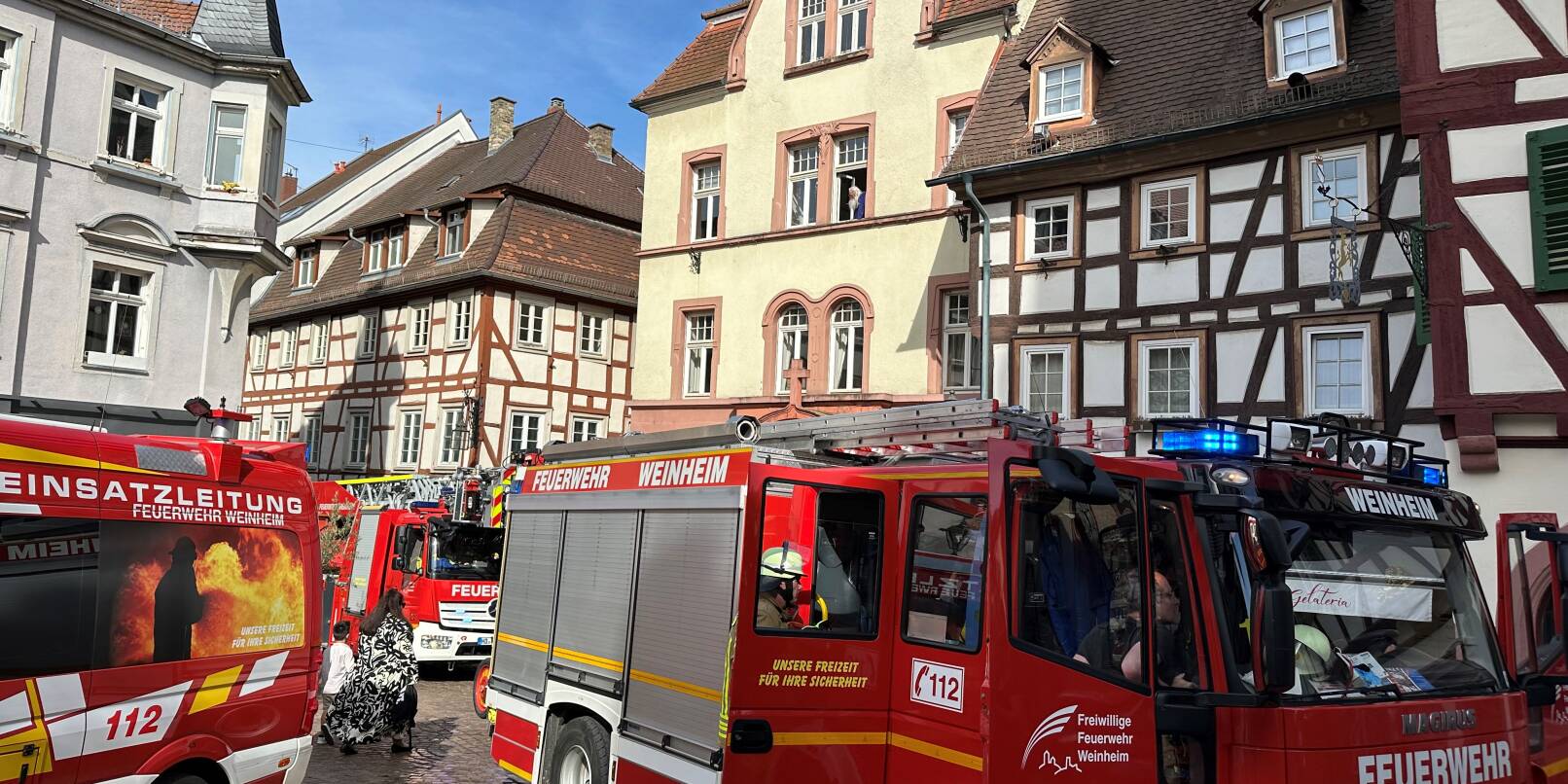 Aufregung am Samstagnachmittag: Feuerwehrfahrzeuge stehen auf dem Marktplatz in Weinheim vor der Ulner Kapelle.