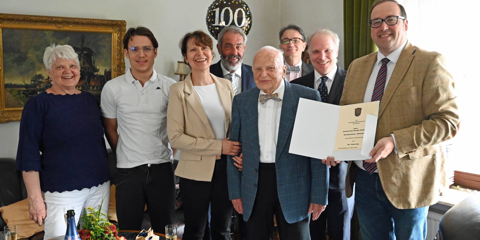 Seinen 100. Geburtstag feierte am Sonntag Gerhard Stenbeck (Vierter von rechts) in Affolterbach im Kreise seiner Familie. Bürgermeister Dr. Sascha Weber (rechts) gratulierte im Namen der Gemeinde Wald-Michelbach.