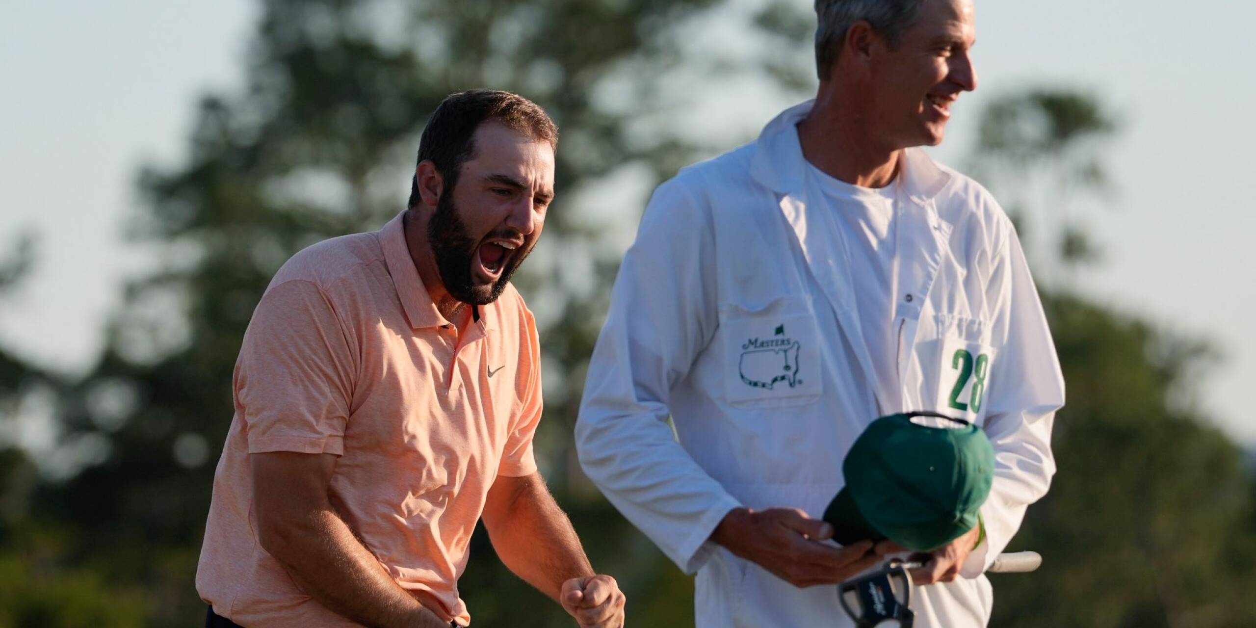Golf: Scottie Scheffler (l) gewinnt zum zweiten Mal die US Masters.