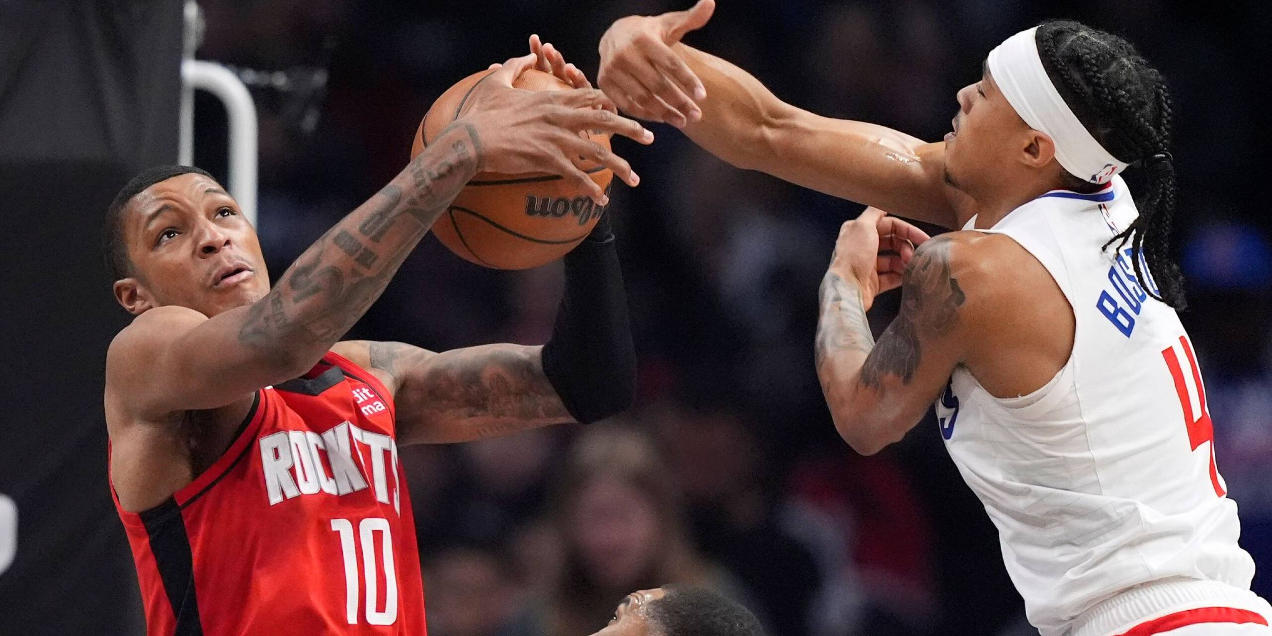 Houston-Rockets-Forward Jabari Smith Jr. (links) und Brandon Boston Jr. von den Los Angeles Clippers kämpfen um den Rebound.