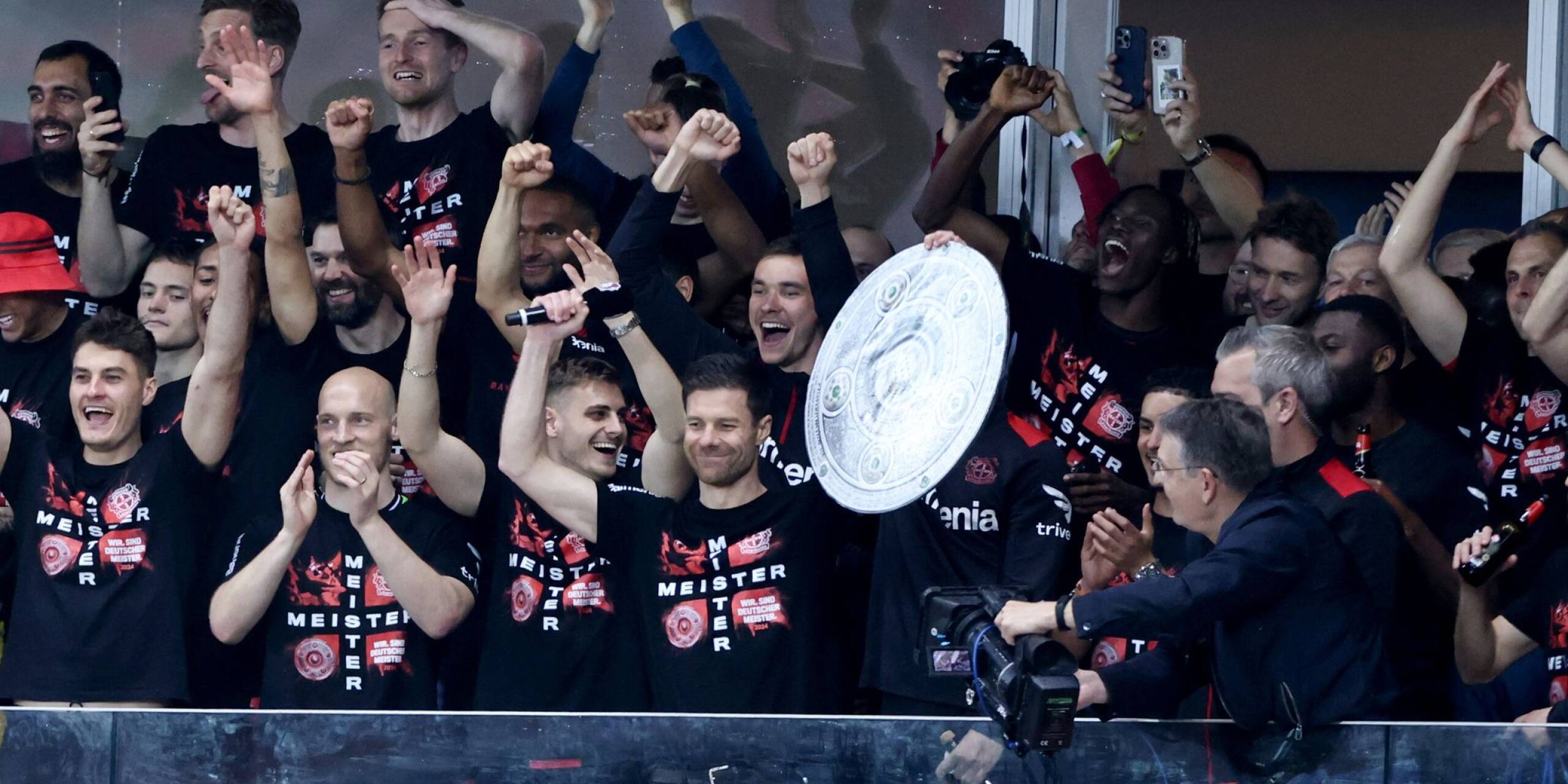 Bayer 04 Leverkusen hat die Dauer-Dominanz des FC Bayern München in der Fußball-Bundesliga mit dem ersten Meistertitel der Clubgeschichte gebrochen.