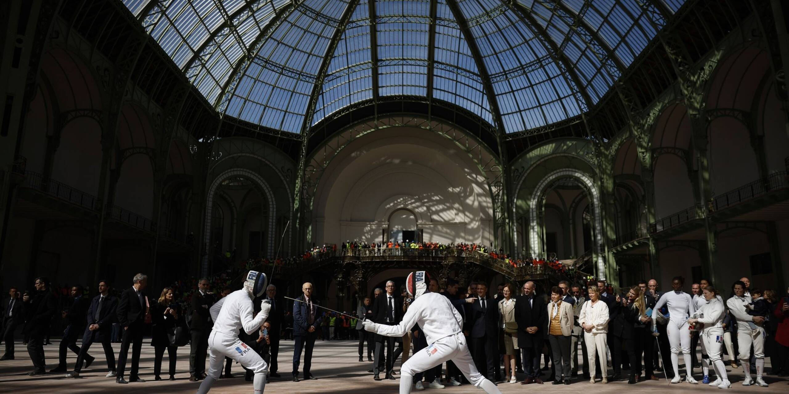 Frankreichs Präsident Macron besucht eine Vorführung der französischen Fechtmannschaft im Grand Palais im Vorfeld der Olympischen Spiele 2024 in Paris.