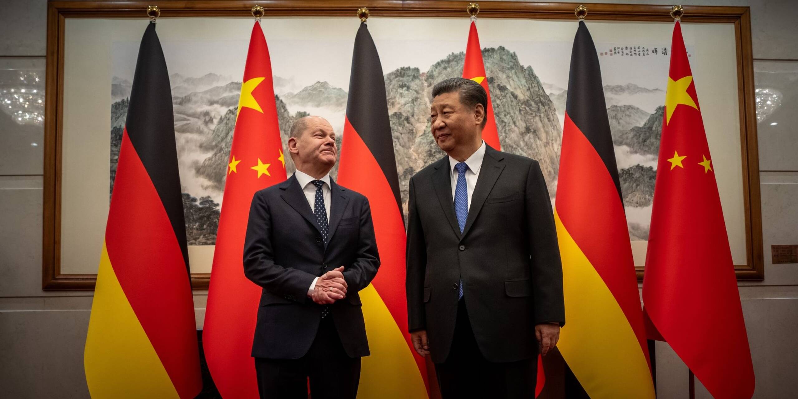 Bundeskanzler Olaf Scholz (l) wird von Chinas Staatschef Xi Jinping im Staatsgästehaus in Peking empfangen.