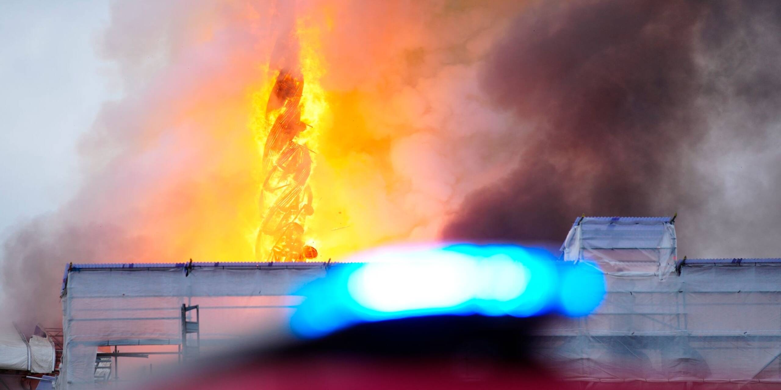 Die historische Börse in Kopenhagen steht in Flammen. Die Turmspitze des Gebäudes ist aufgrund des Brandes eingestürzt.