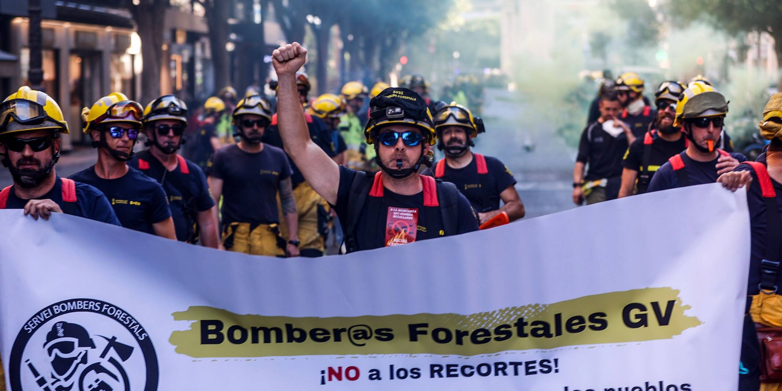 Ihr Beruf ist es, Waldbrände zu löschen. Für eine Demonstration gegen Kürzungen und für einen einheitlichen Tarifvertrag gehen Feuerwehrleute der Generalitat Valenciana in der spanischen Stadt Valencia auf die Straße.