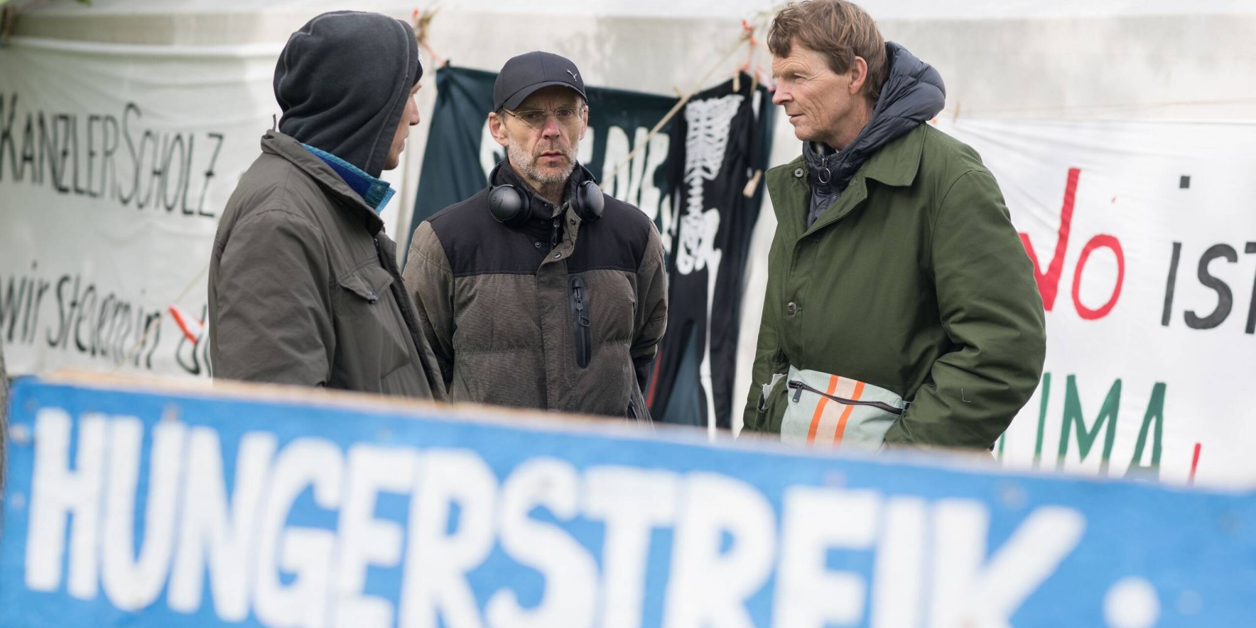 Dem Hungerstreik von zwei Männern in Berlin für mehr Klimaschutz hat sich mit Michael Winter (r) ein dritter angeschlossen. Gemeinsam mit Wolfgang Metzeler-Kick (l) und Richard Cluse (M) streikt er ab heute im Rahmen des Bündnisses «Hungern bis ihr ehrlich seid» im Regierungsviertel.