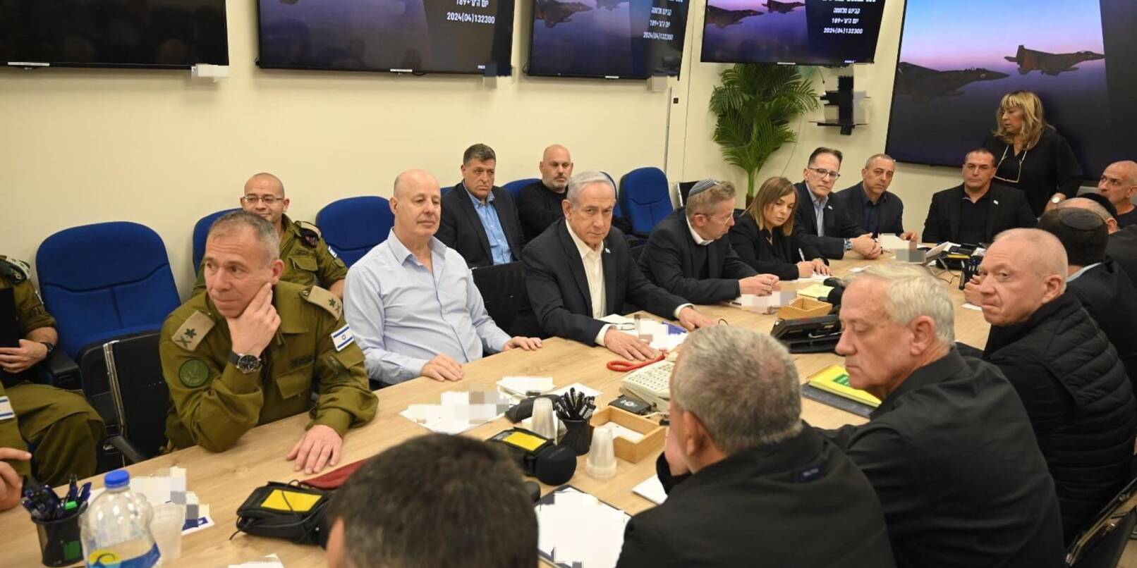 Der israelische Ministerpräsident Benjamin Netanjahu (M) betont, auf den Angriff des Irans müsse eine kluge Reaktion folgen.