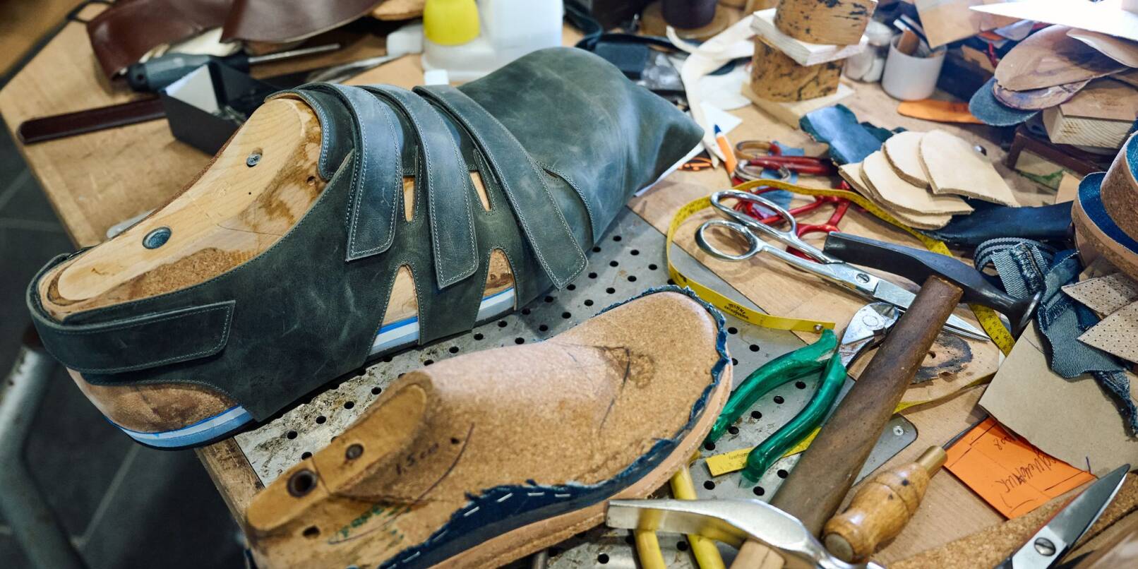 Die Schuhmacherwerkstatt von Georg Wessels in Vreden versorgt Jeison Rodriguez und andere Riesenwüchsige seit vielen Jahrzehnten mit passendem Schuhwerk.