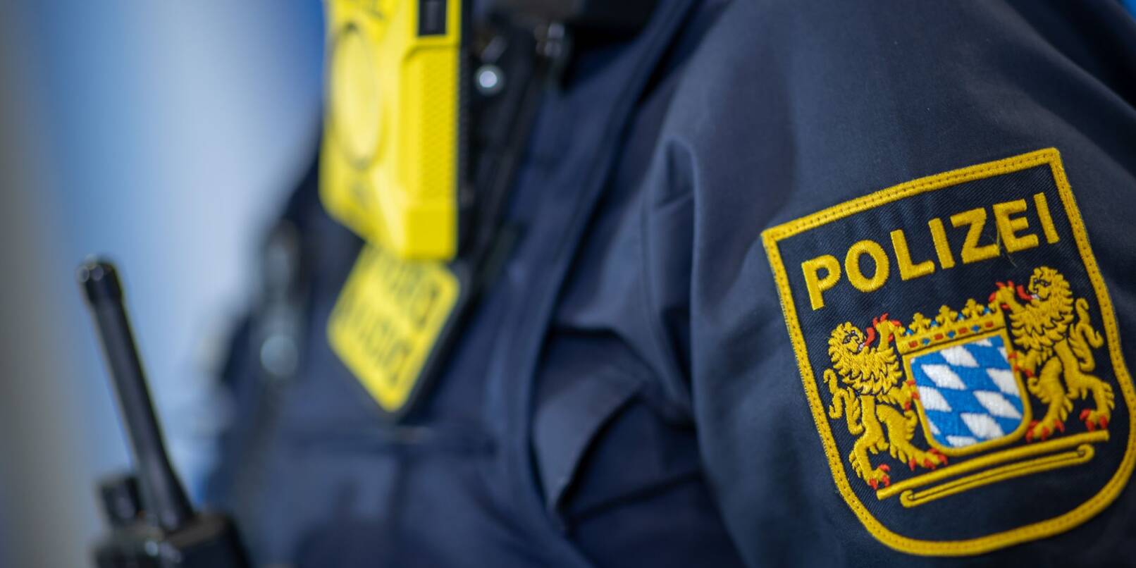 Eine Polizistin trägt ein Abzeichen.