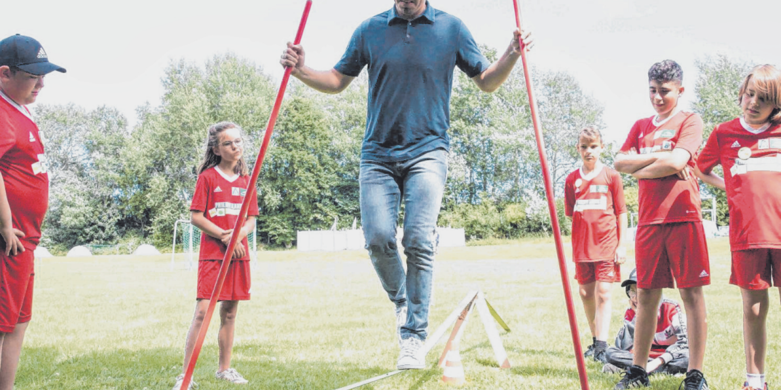Fußball-Weltmeister Philipp Lahm setzt sich mit der nach ihm benannten Stiftung für benachteiligte Kinder und Jugendliche in den Bereichen Bildung, Sport und Gesundheit ein.
