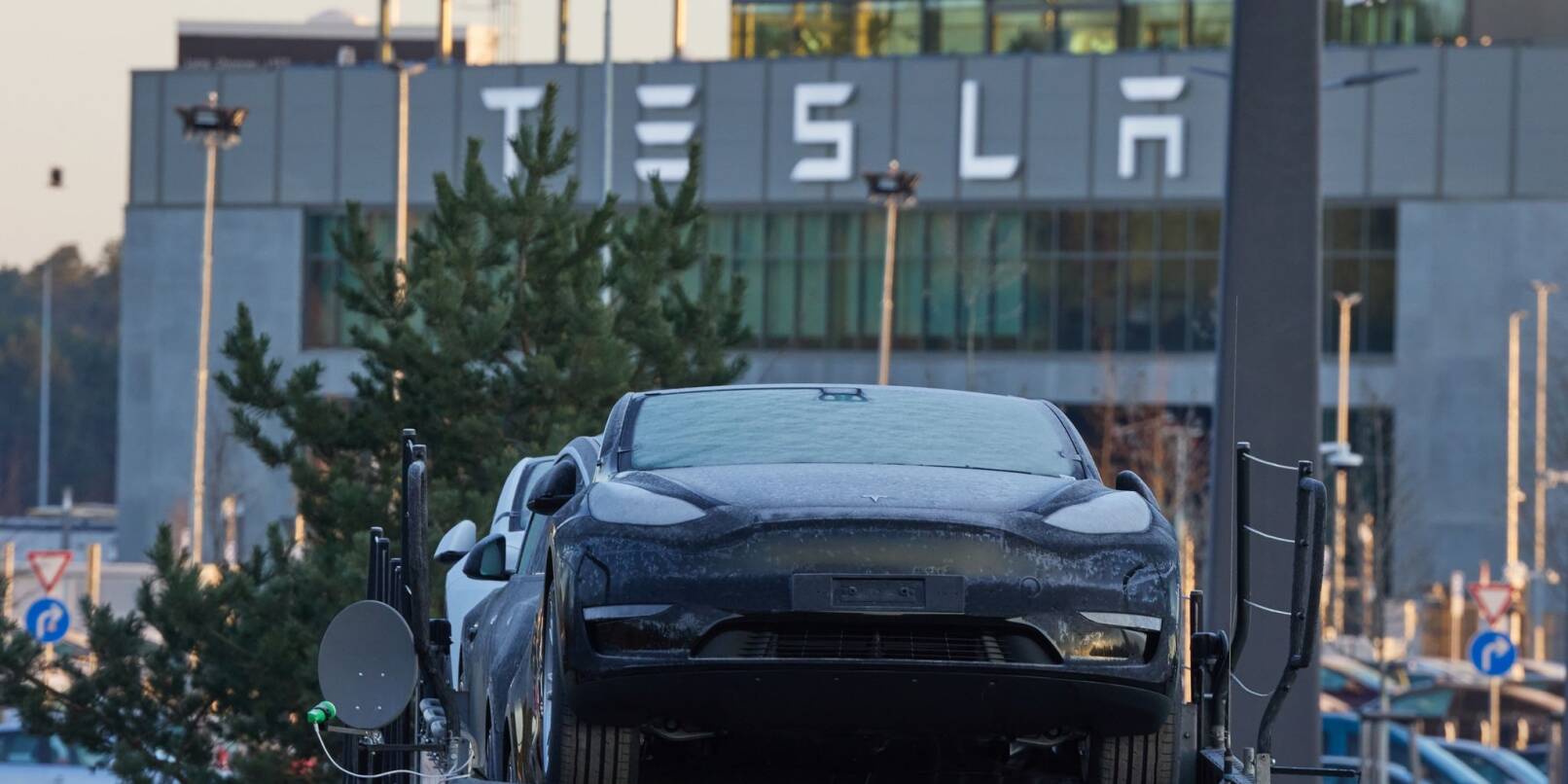 Bei Tesla in Grünheide sind laut dem Unternehmen deutlich weniger als 3000 Arbeitsplätze vom Stellenabbau betroffen.