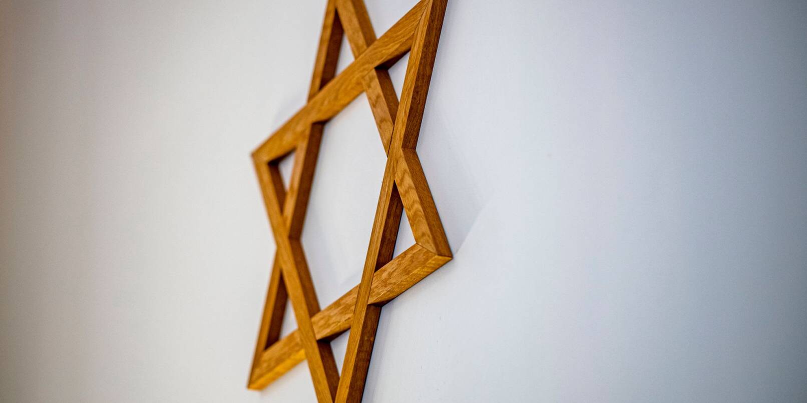 Ein Davidstern hängt an der Wand. «Man muss Antisemitismus sichtbar machen, um ihn bekämpfen zu können», sagt die Antisemitismusbeauftragte der Europäischen Kommission, Katharina von Schnurbein.
