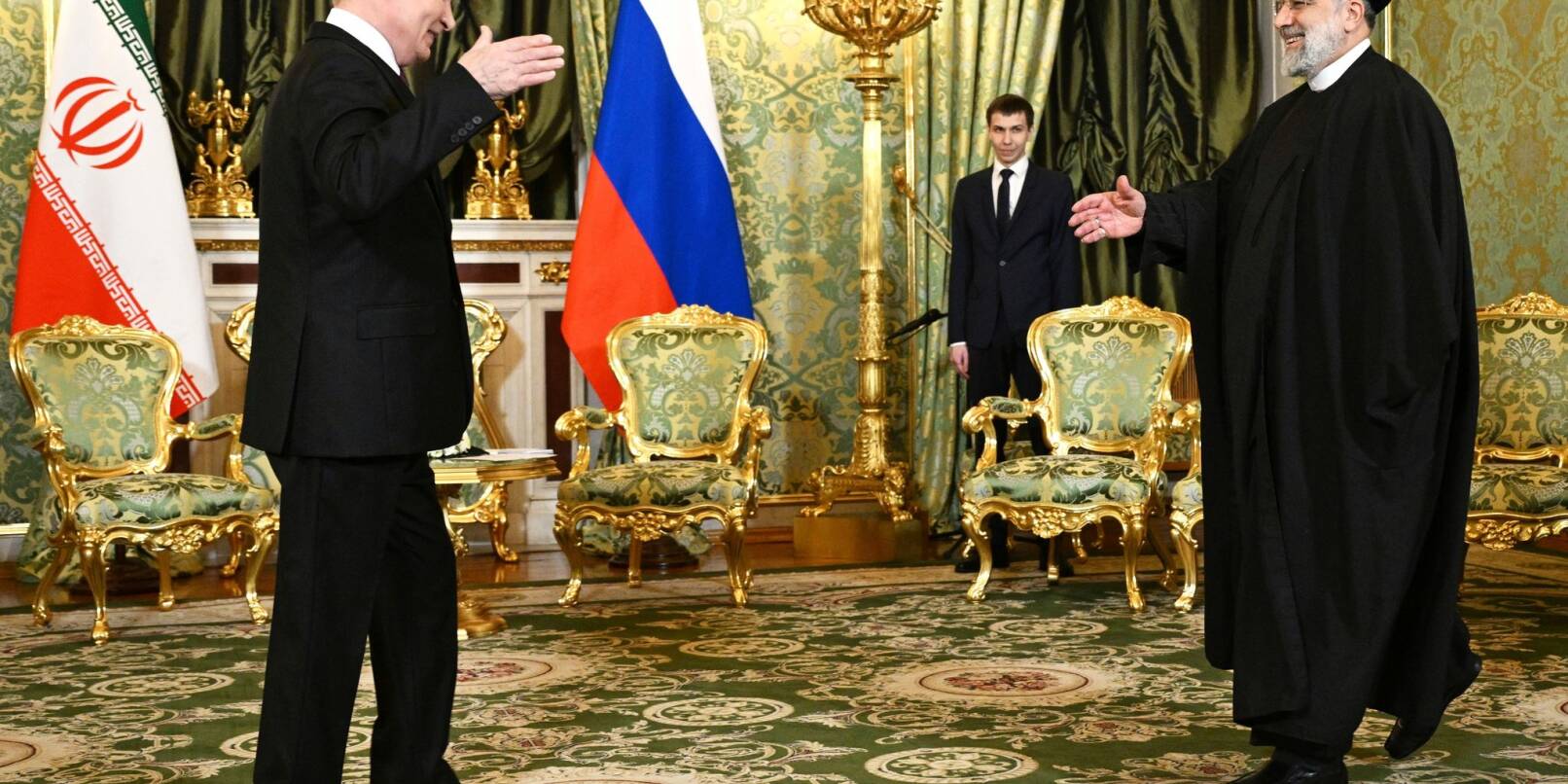 Wladimir Putin begrüßt Ebrahim Raisi (r) während eines Treffens im Kreml im Dezember 2023.