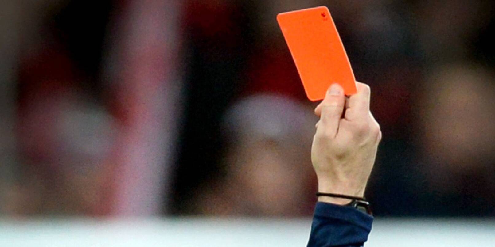 ILLUSTRATION - Ein Schiedsrichter zeigt einem Fußballspieler die rote Karte.