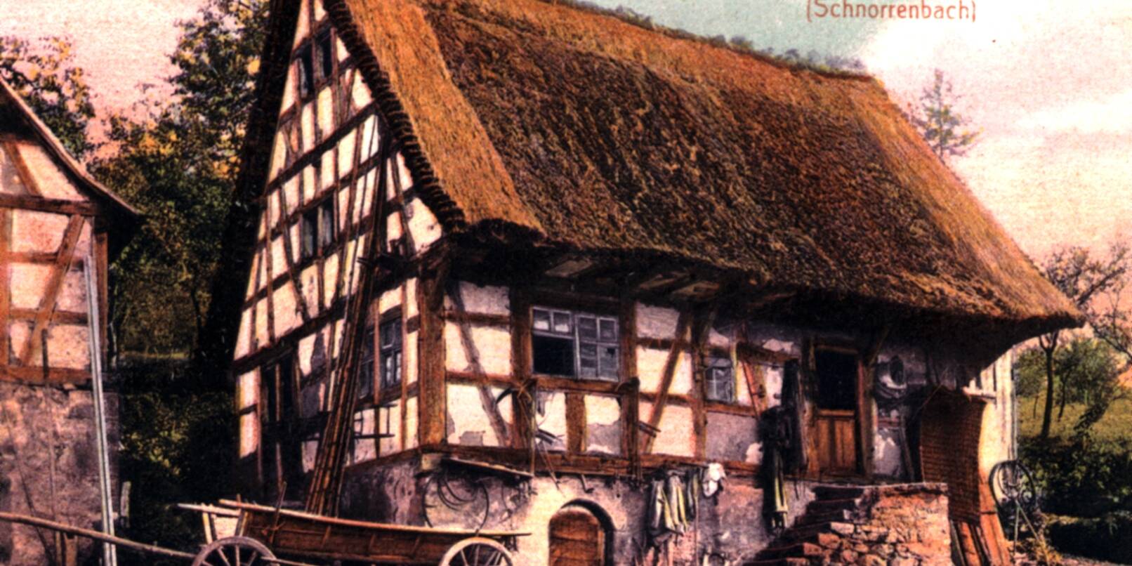 Die Ansichtskarte zeigt das angeblich älteste Haus im Odenwald von 1564 in Schnorrenbach, das zu Löhrbach gehört. Diese Aufnahme entstand um das Jahr 1910. Zu sehen ist das Haus mit Strohdach, was eine erhöhte Brandgefahr bedeutete, wie Gemeindearchivar Günter Körner schreibt.