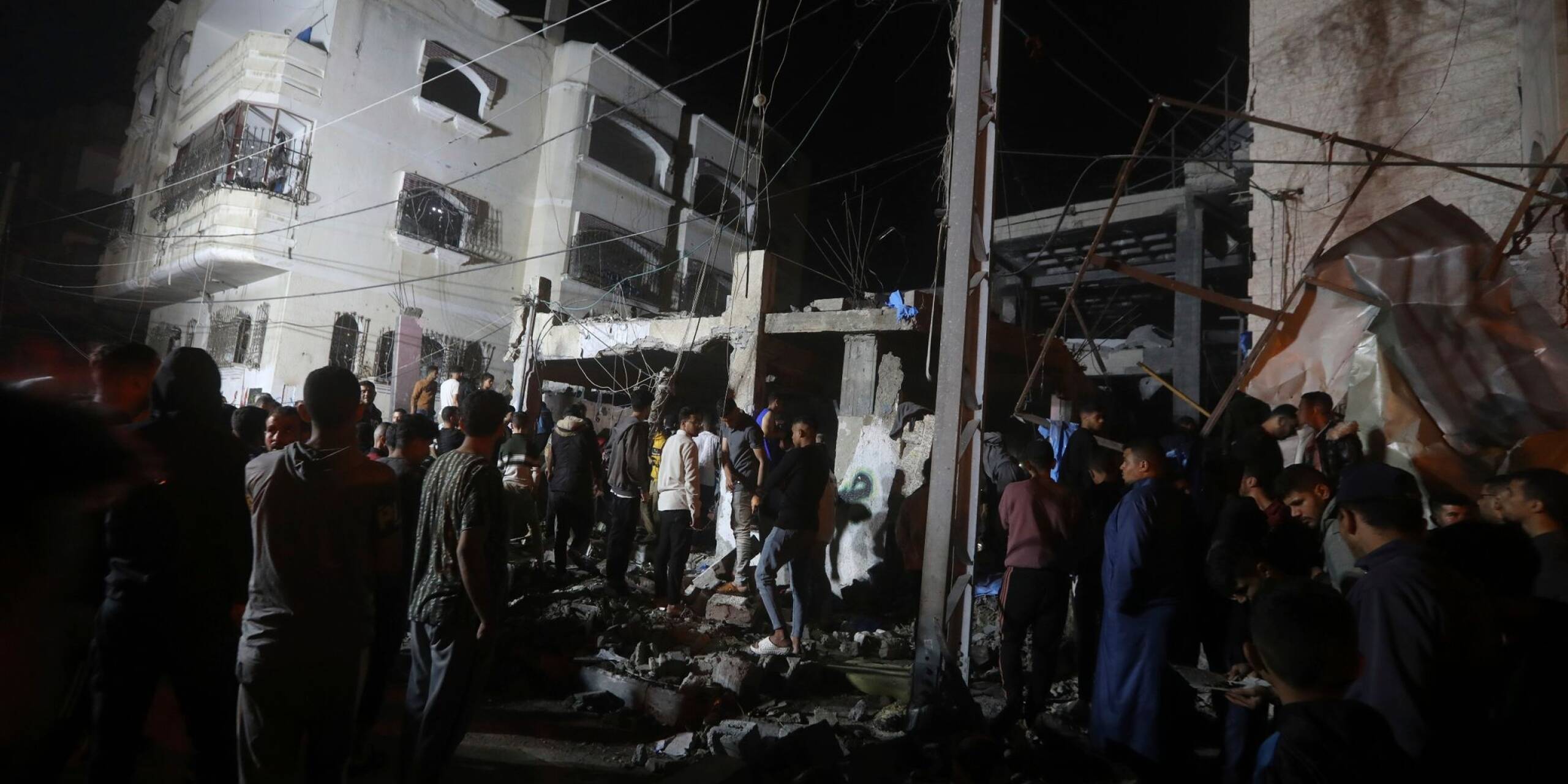 Ein israelischer Luftangriff zerstörte das Gebäude der Familie Abo al Hanood im Flüchtlingslager Rafah im südlichen Gazastreifen.