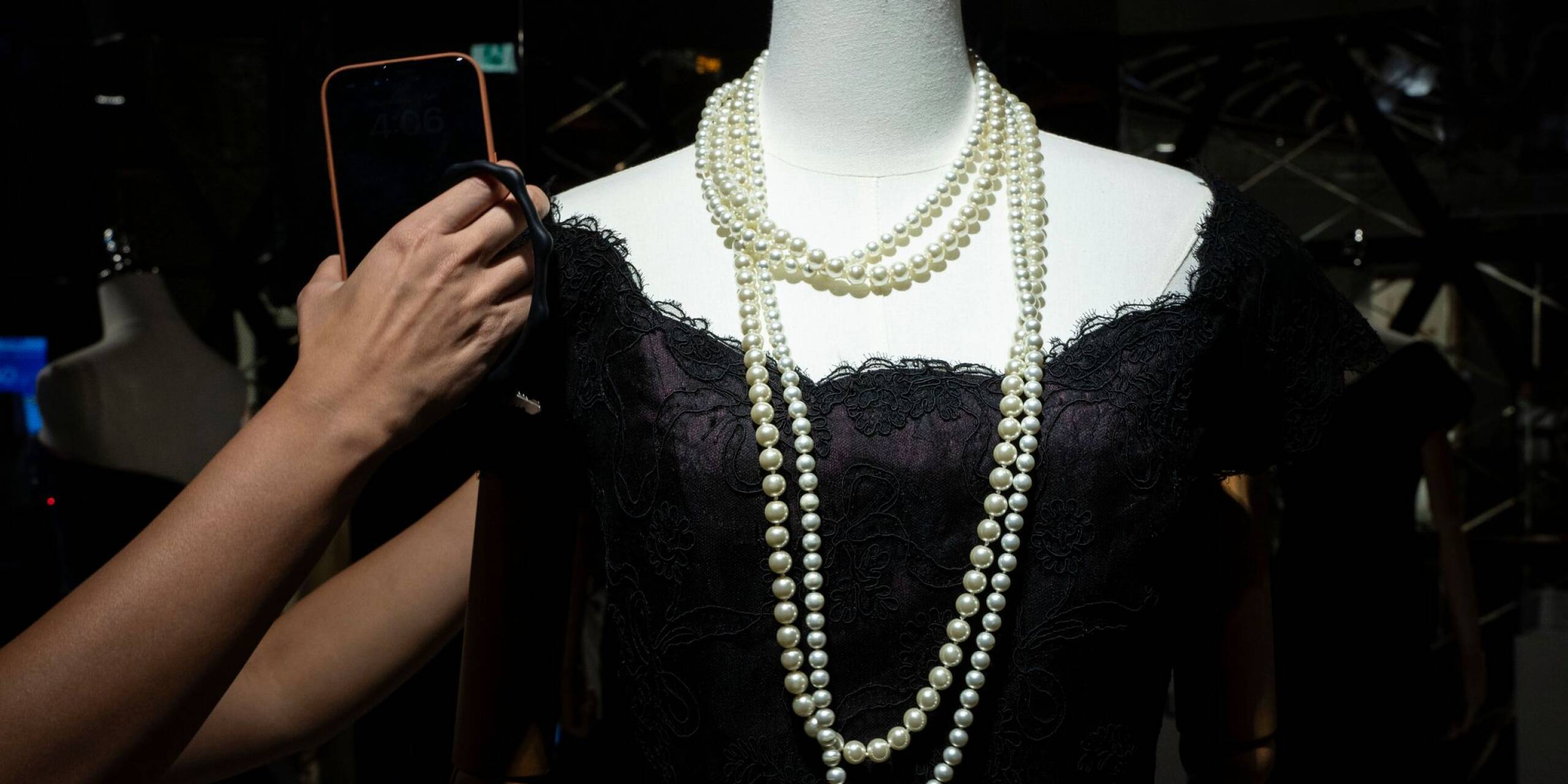 Wirbel um ein Kleid, das mehr ist als Seide und Spitze: Prinzessin Diana trug dieses Abendkleid im Jahr 1987, jetzt soll es in Hongkong versteigert werden. Für einen stolzen Preis: Das Kleid ist auf 200.000 bis 400.000 US-Dollar geschätzt.