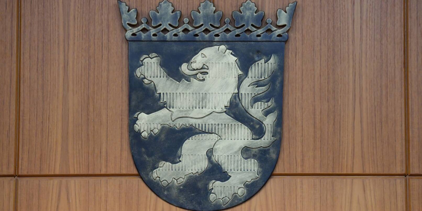 Ein Wappen mit dem Hessen-Löwen ist in einem Gerichtssaal des Frankfurter Landgerichts an der Wand befestigt.