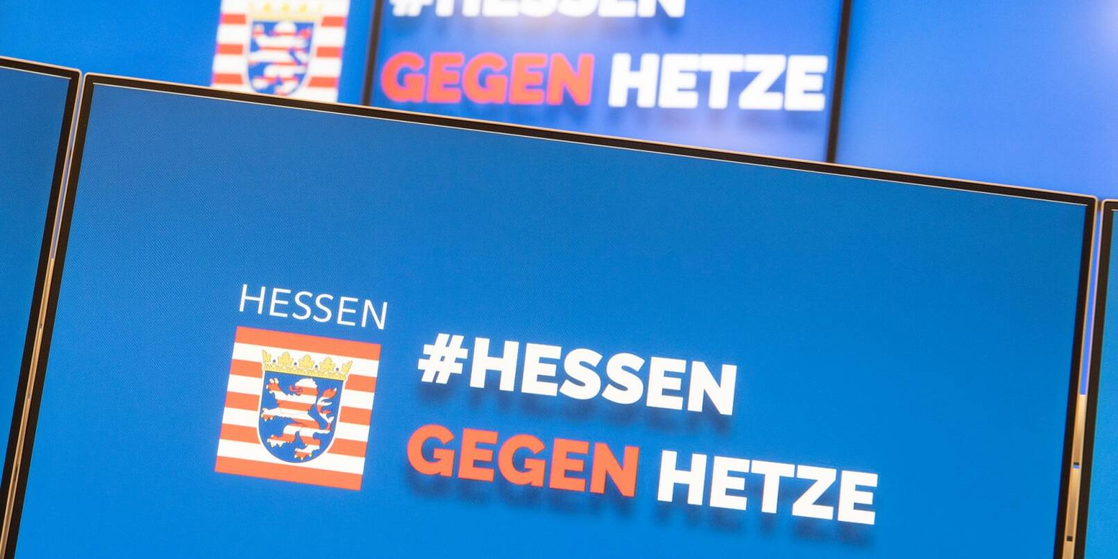 «Hessen gegen Hetze» ist in der zentralen Meldestelle «Hessen 3C» auf Monitoren zu lesen.