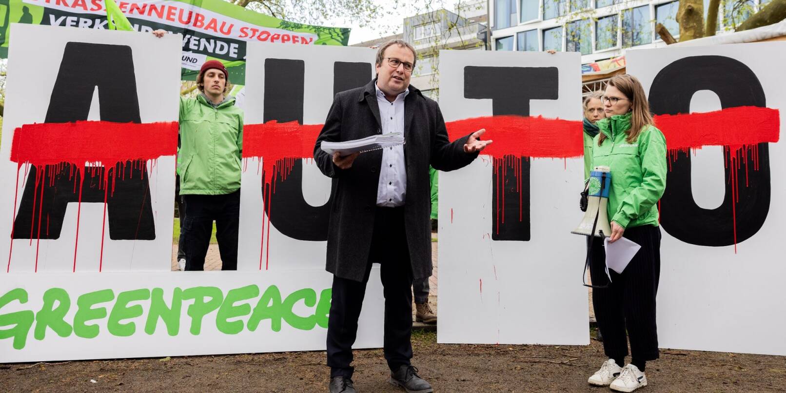 Aktivisten von Greenpeace übergeben eine Petition an den NRW-Verkehrsminister Oliver Krischer (Bündnis 90/Die Grünen).