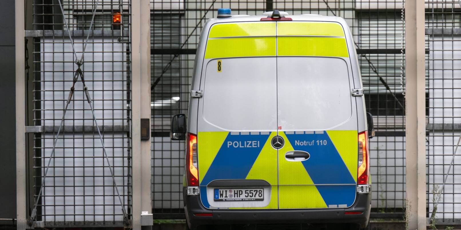 Ein Gefangenentransporter der Polizei fährt in einen gesicherten Bereich an einem Gerichtsgebäude in Frankfurt. Seit dem frühen Morgen gehen Behörden in mehreren Bundesländern gegen mutmaßliche Mitglieder und Unterstützter im Umfeld der "Vereinten Patrioten" vor.